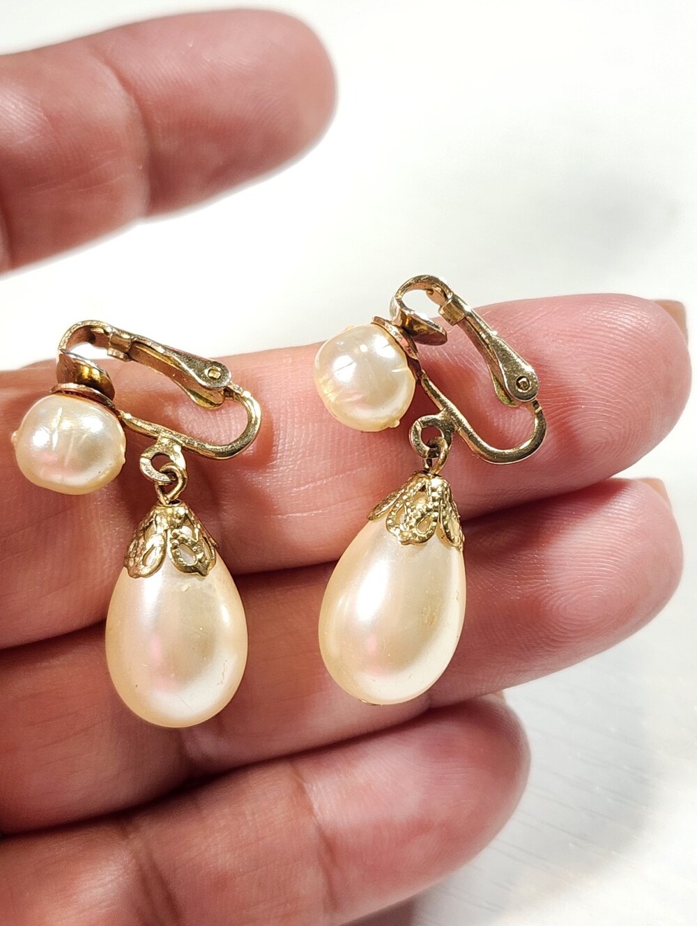 Vintage Signed CORO Gold Tone Faux Pearl Teardrop Dangle Clip On Earrings - Picture 6 of 6